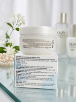Olay Natural Aura Glowing Radiance Cream - Image 2